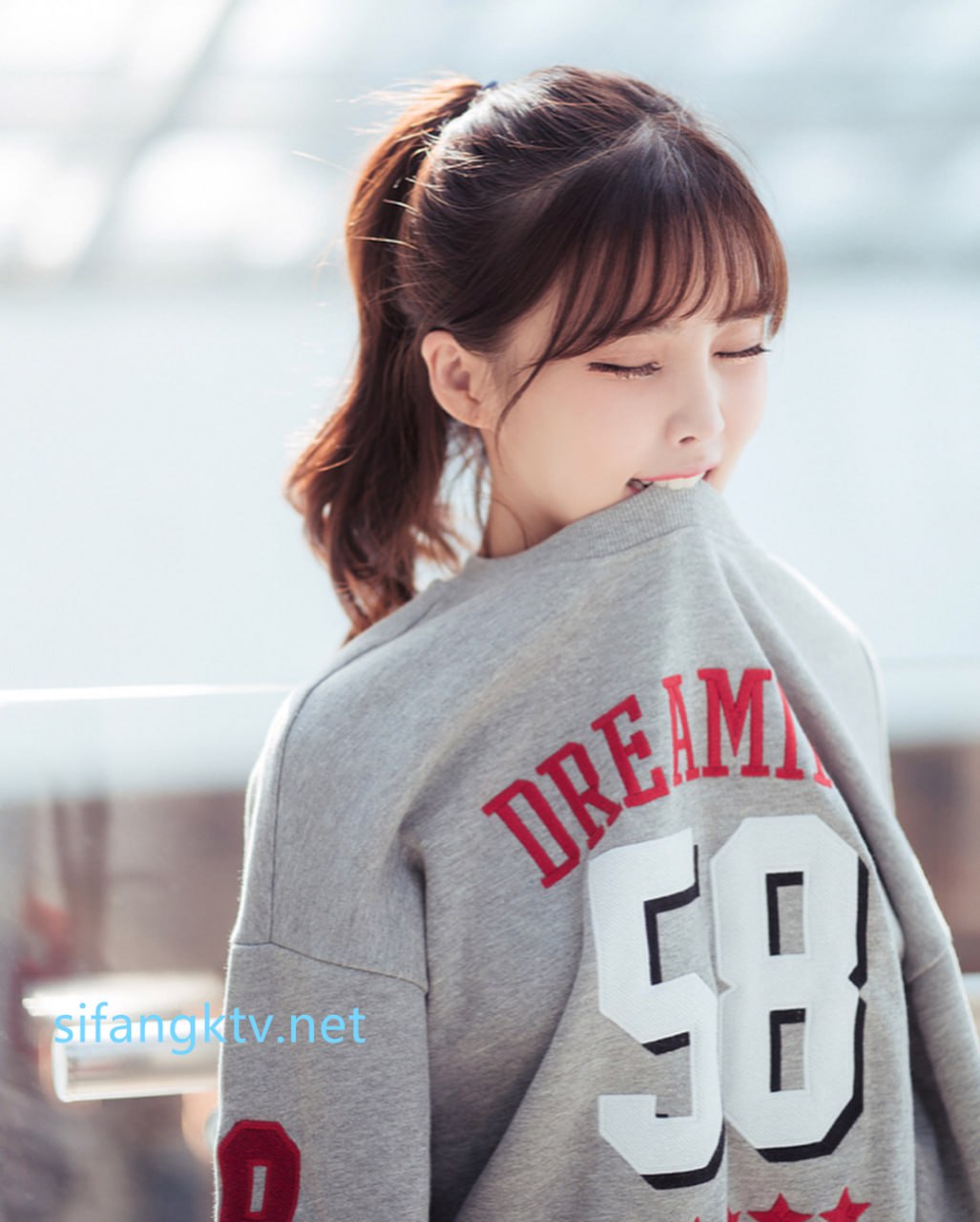 【2023-10-08】She is excited about outdoor exposure.m4v